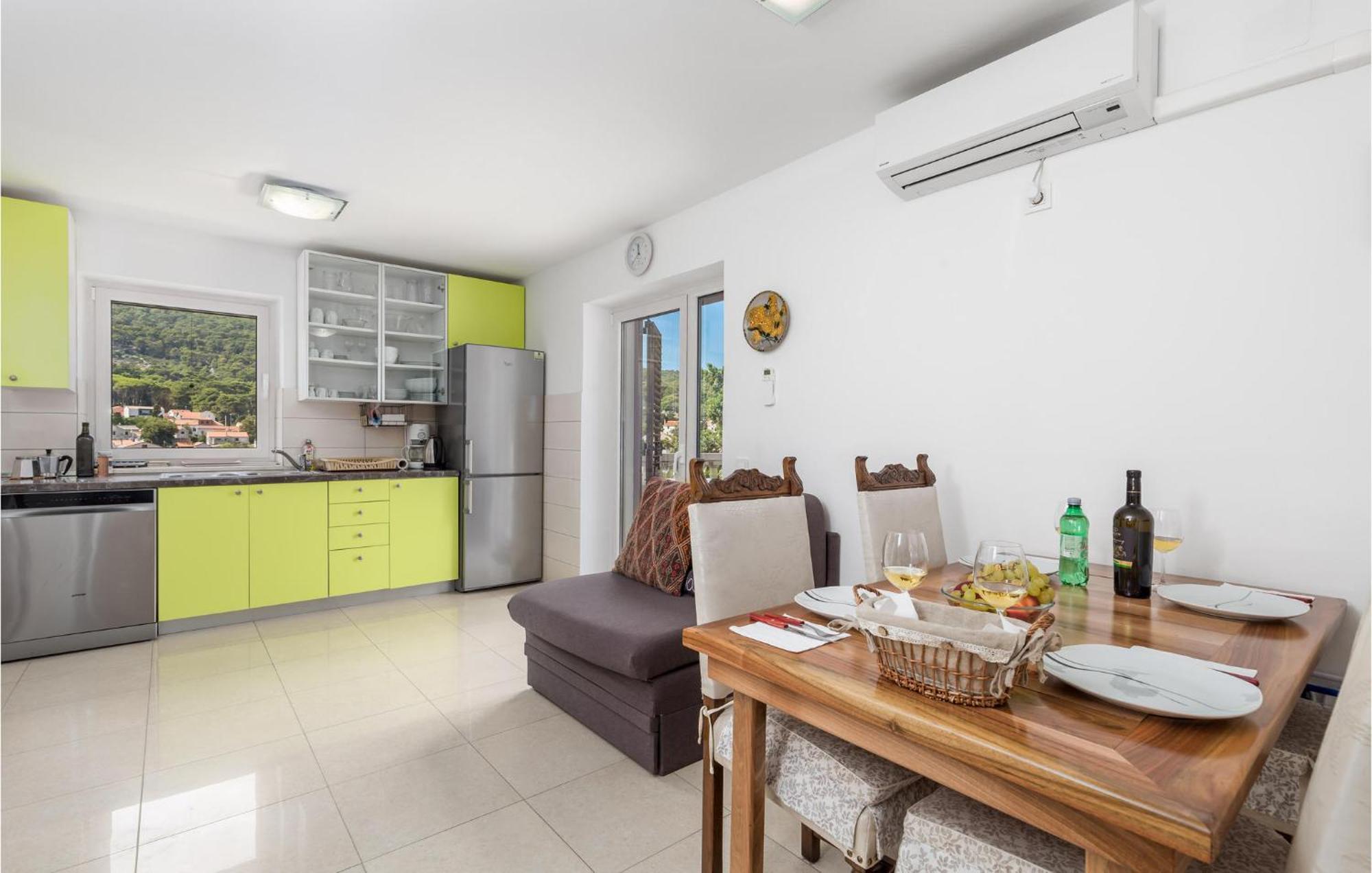 2 Bedroom Awesome Apartment In Lussingrande Esterno foto