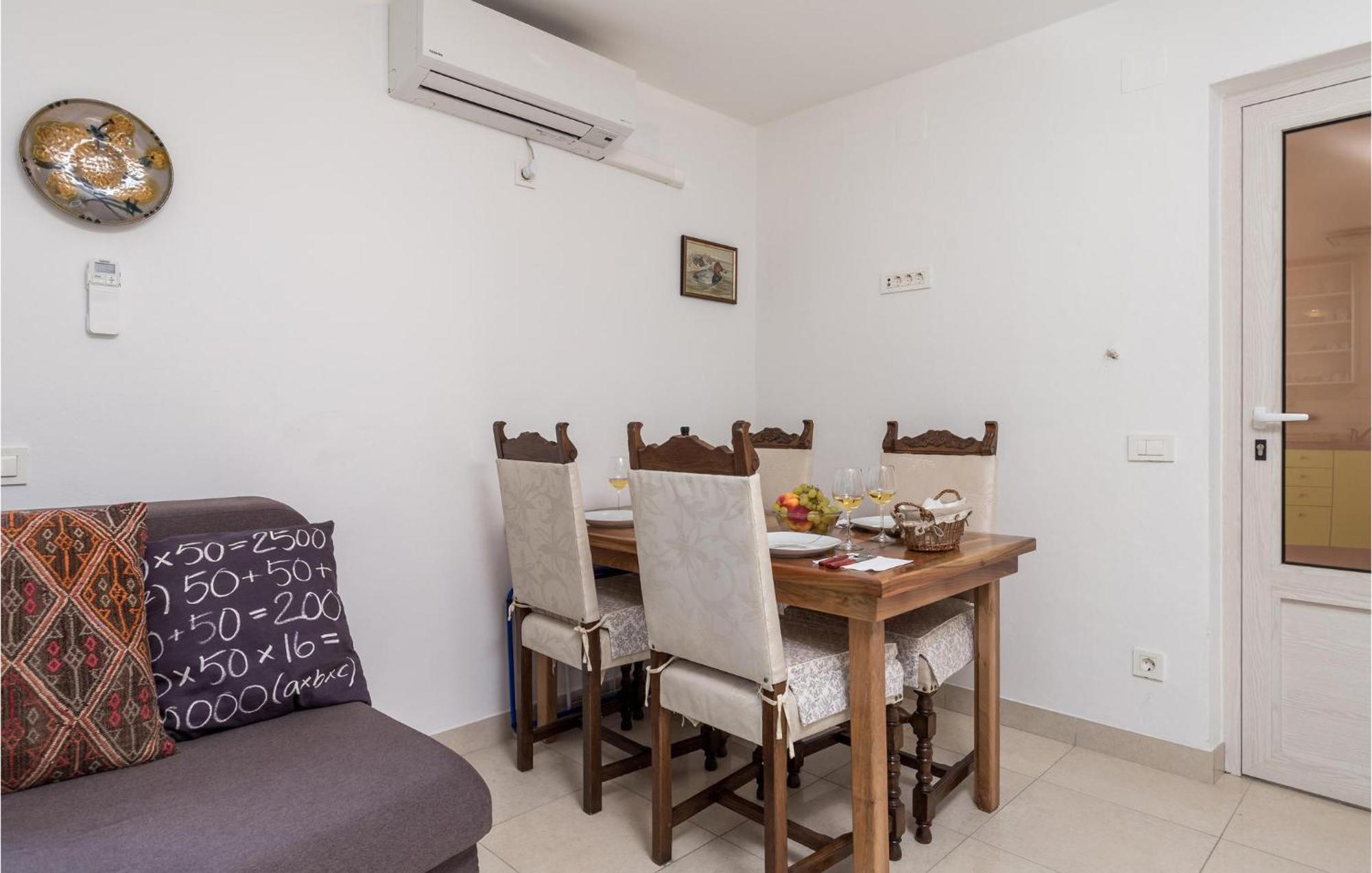 2 Bedroom Awesome Apartment In Lussingrande Esterno foto