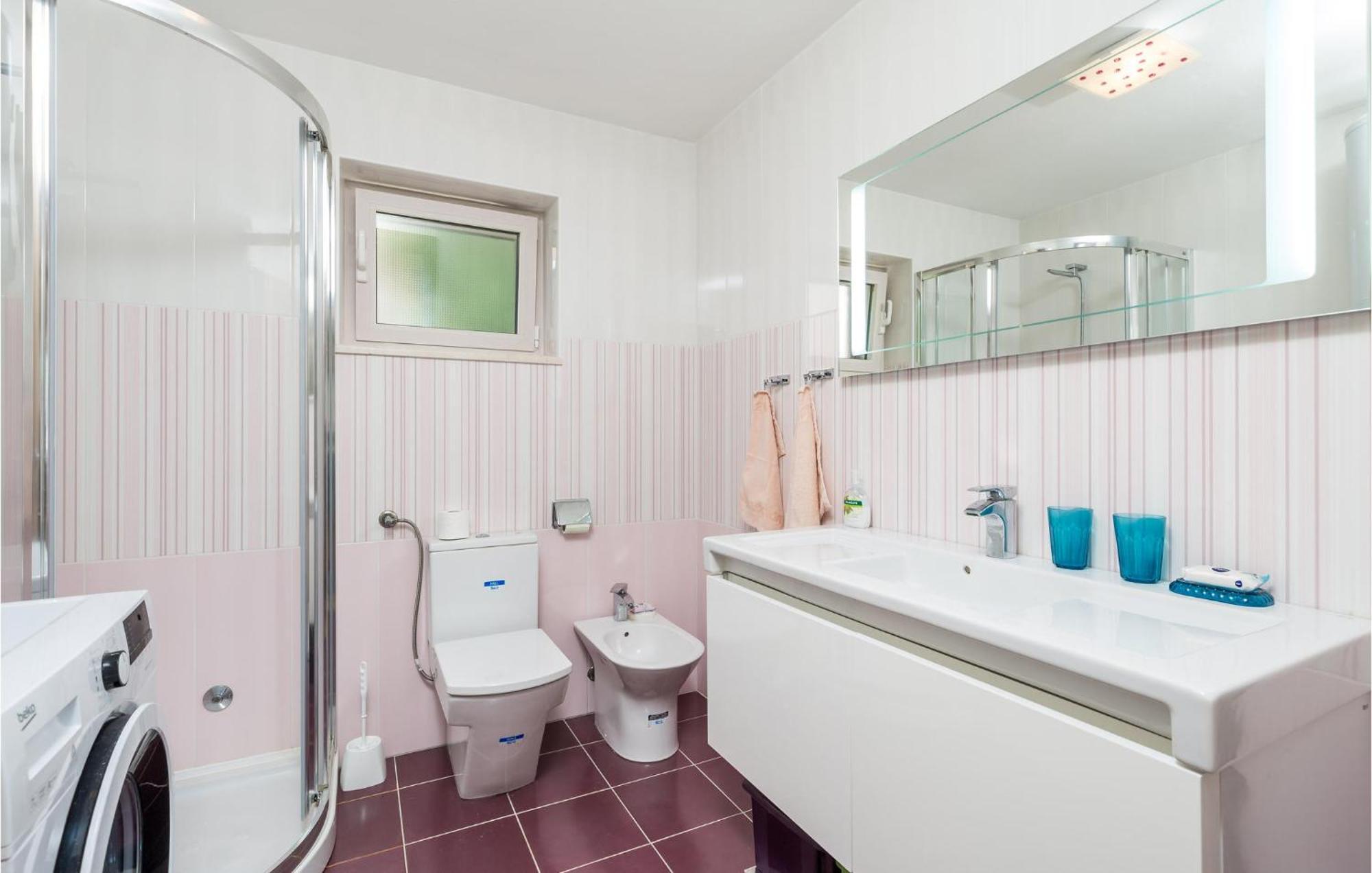 2 Bedroom Awesome Apartment In Lussingrande Esterno foto