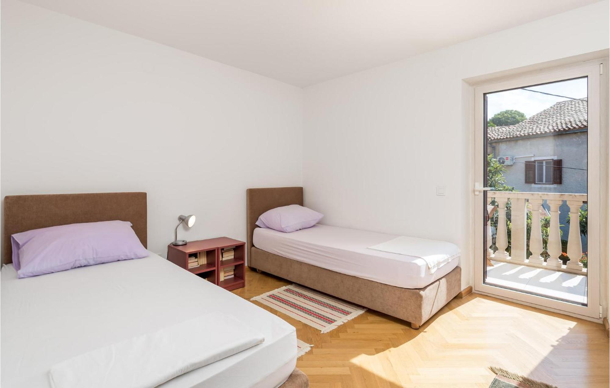 2 Bedroom Awesome Apartment In Lussingrande Esterno foto