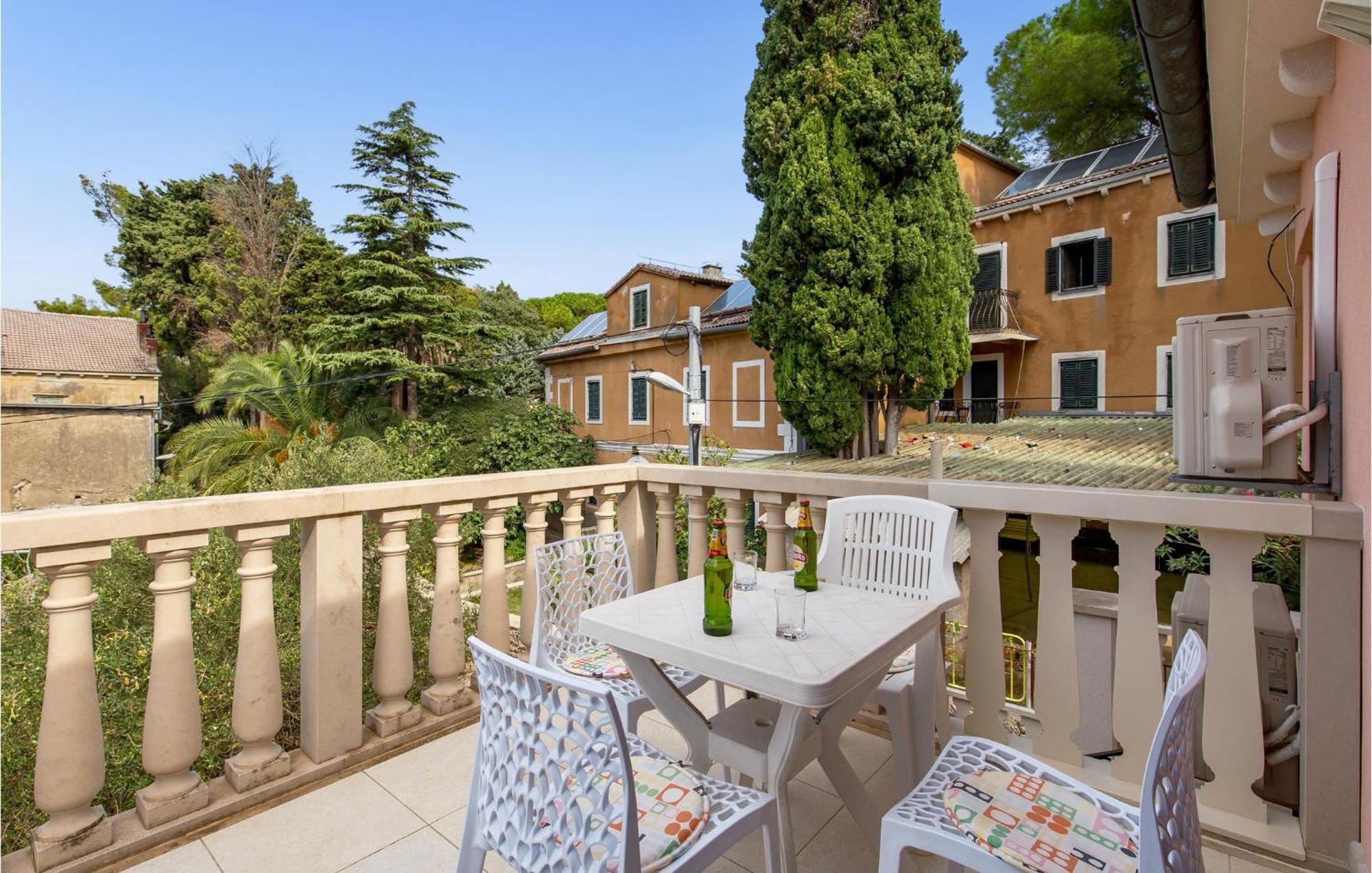 2 Bedroom Awesome Apartment In Lussingrande Esterno foto