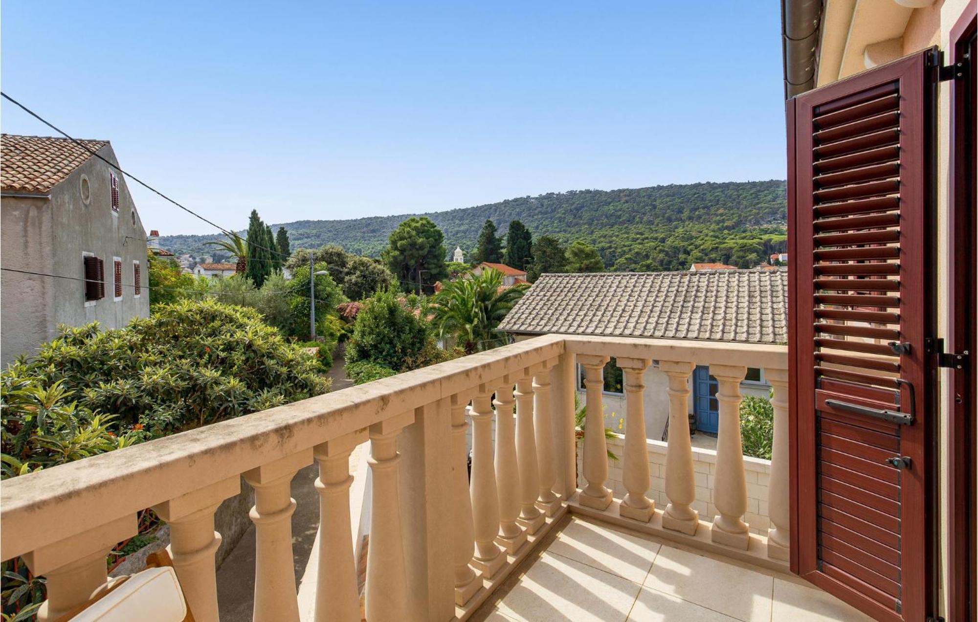 2 Bedroom Awesome Apartment In Lussingrande Esterno foto