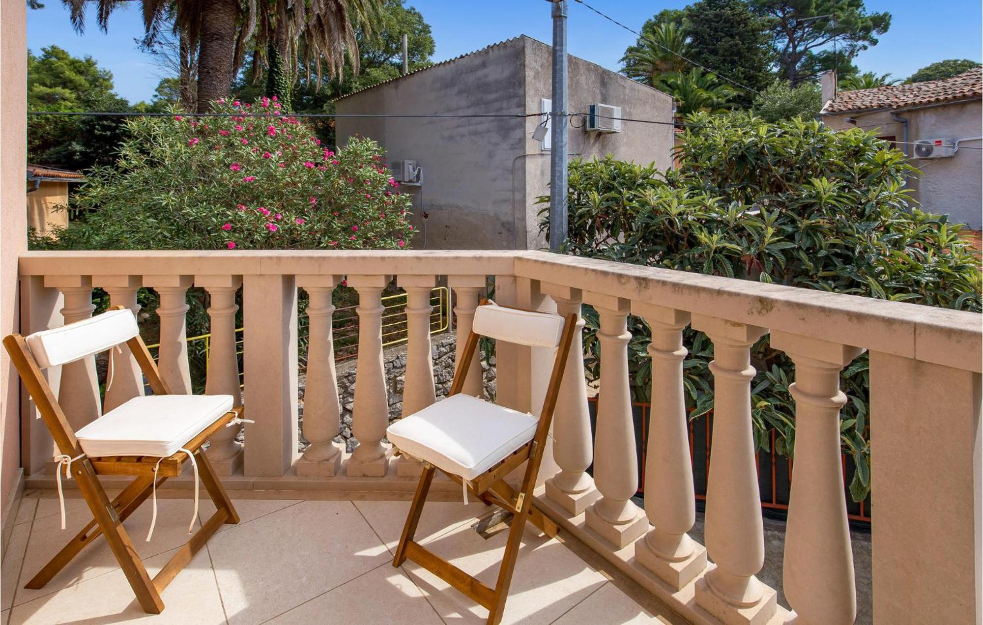 2 Bedroom Awesome Apartment In Lussingrande Esterno foto