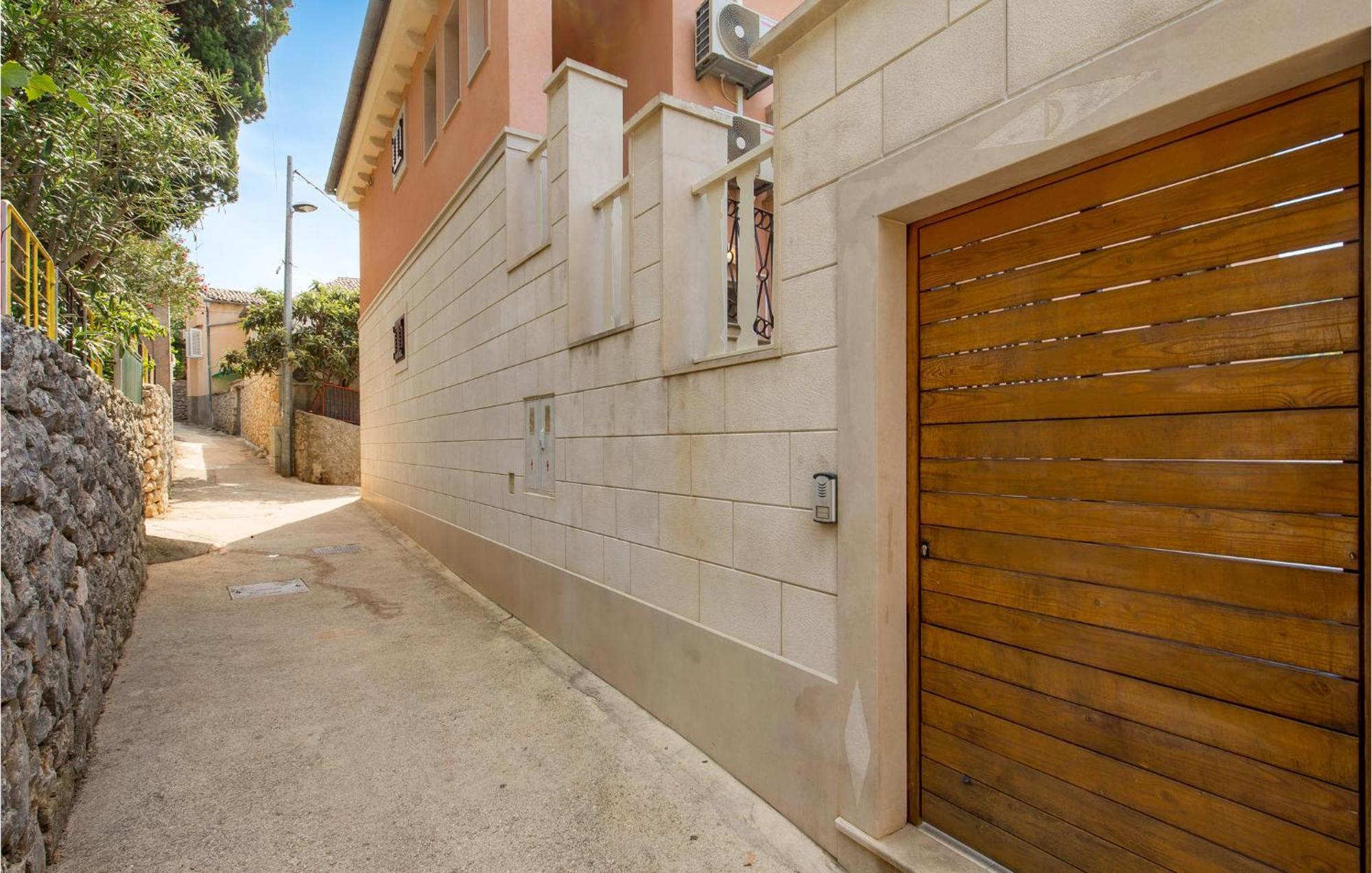 2 Bedroom Awesome Apartment In Lussingrande Esterno foto