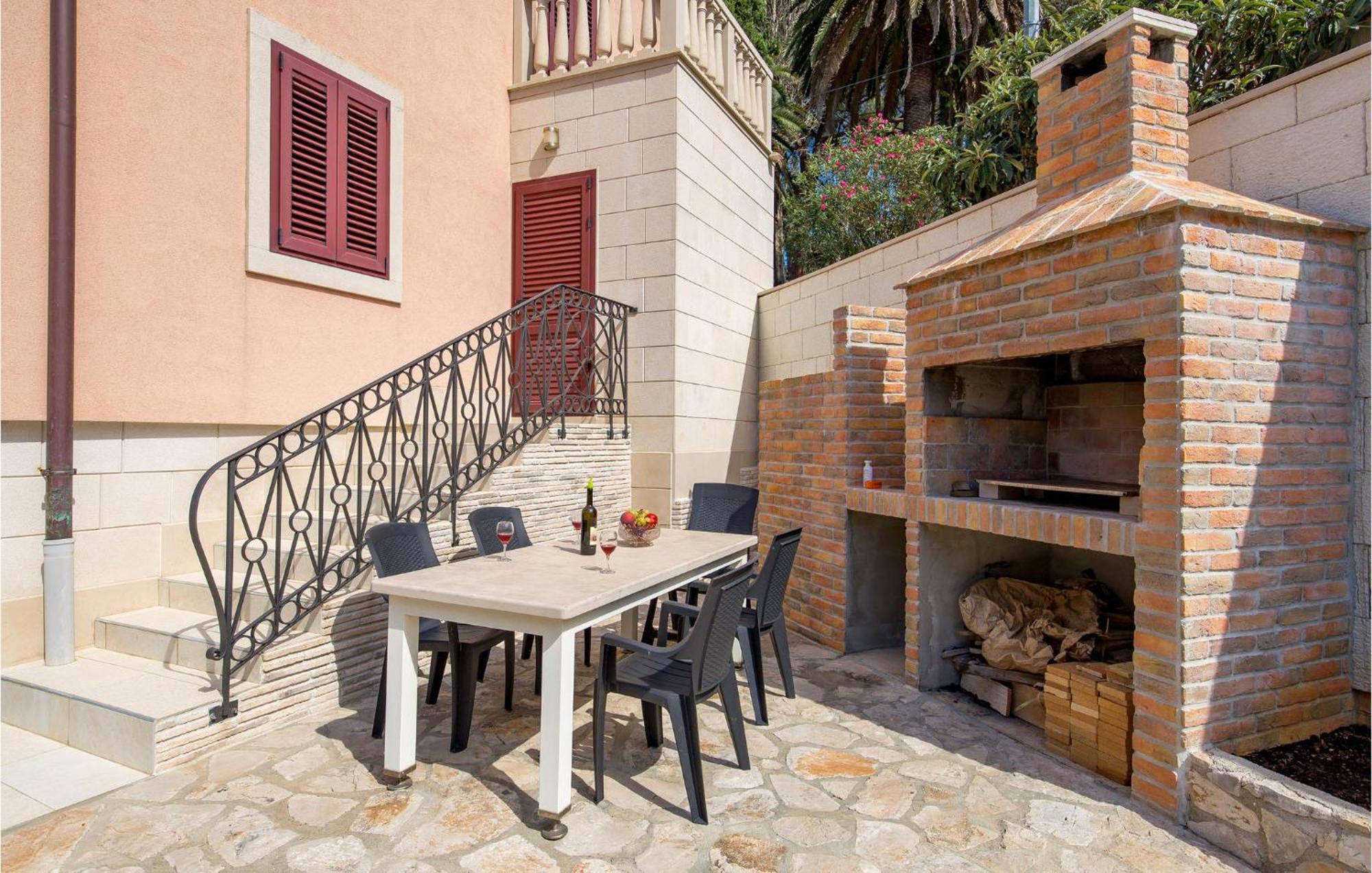 2 Bedroom Awesome Apartment In Lussingrande Esterno foto