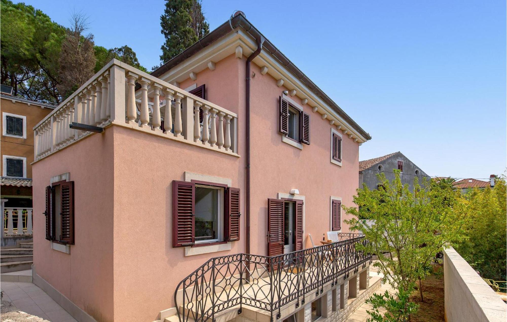 2 Bedroom Awesome Apartment In Lussingrande Esterno foto